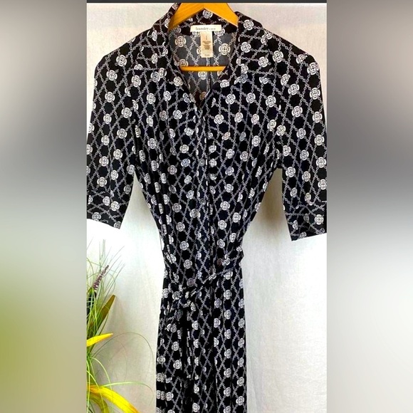 Laundry by Design Dresses & Skirts - Laundry Dress excellent condition back & white details size 10 comes with belt